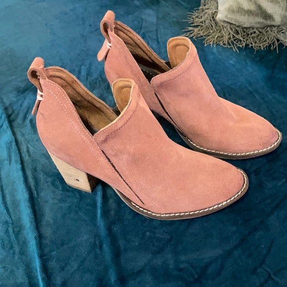 Jeffrey Campbell Shoes - Jeffrey Campbell, size 8. Pretty in pink! Excellent condition upper.